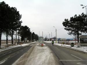 Toneta amplasată la intrarea în Punctul de Trecere a Frontierei Siret a fost mutată de curând în mijlocul drumului european 85. 