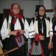 Elena Morar, Paraschiva Morar şi Marta Juravle, mândre de trăistuţele pe care le fac