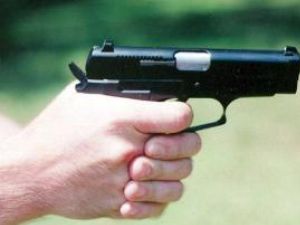 „Sperietori” cu pistol la brâu: Focuri de armă pentru prinderea hoţilor de cartofi de pe terenurile Staţiunii Agricole