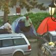 Unii romi dormeau în maşini, alţii în corturi, iar alţii direct pe jos, pe pături