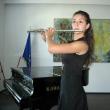 Dinuţa Elena Costache cântând la flautul fermecat cu care a obţinut premiul şi trofeul Lira de Aur