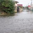 Deversarea aşa-zis controlată a inundat strazi şi case din Itcani