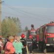 La stingerea incendiului au intervenit zeci de oameni şi şase maşini de pompieri