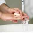 Pentru a evita îmbolnăvirile, doctorii recomandă insistent igiena riguroasă a mâinilor. Foto: CORBIS