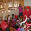Daruri pentru copiii de la  Brodina  din partea voluntarilor EON Teatru de păpuşi pentru copii de la Sadău