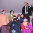 Profesorul Petru Crăciun împreună cu o grupă de elevi, lângă cel mai mare telescop mobil din ţară