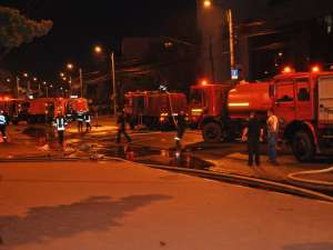 10 autospeciale de pompieri de la Suceava, Fălticeni, Rădăuţi şi Solca au intervenit la faţa locului. Foto: Alex Sofian