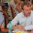 Consilierul PP-DD Adrian Arămescu s-a prăbuşit cu tot cu scaun, care s-a desfăcut în mai multe bucăţi