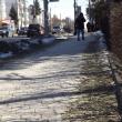 Nisipul şi pietrişul date ca antiderapant pe trotuarul din fata Primăriei Suceava