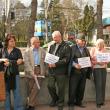 Aproximativ 30 de oameni au participat ieri după-amiază la o acţiune de protest în zona Primăriei Suceava