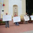 Protest în faţa Bisericii Catolice