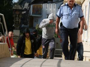Membrii grupării lui Ilie Popovici, aduşi la arestare