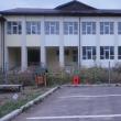 La Rădăuţi, o şcoală cu 12 săli de clasă stă nefolosită după ce constructorul a anunţat că nu va preda cheile decât abia după ce va încasa suma de 3,73 de milioane de lei
