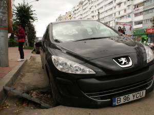 Autoturismul, un Peugeot 308, a rămas suspendat pe trei roţi, deoarece o roată a intrat în gura de canal nesemnalizată de administratorii drumului