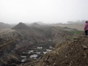 Zeci de tone de deşeuri fuseseră îngropate de SC Supermag pe malul râului Suceava