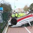 Autoturismul Dacia Logan a încălecat bordura, s-a lovit de gardul spitalului şi s-a răsturnat pe trotuar