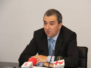 Prefectul Florin Sinescu a cerut cercetarea primarului din Moldoviţa, a asistentului social din primărie, a asistentului social al fetei şi a medicului de familie din comună