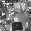Bărbat bătut crunt într-un bar, cu un par, sub privirile nepăsătoare a trei martori