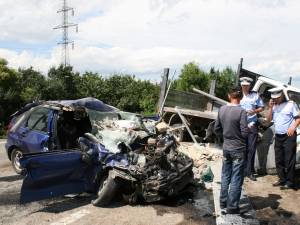 Accident cu un mort şi patru răniţi pe drumul european dintre Suceava şi Siret