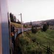 Trenul Iaşi-Timişoara, între Valea Putnei şi Mestecăniş, în anii 1990, când avea peste 10 vagoane si era tractat de două locomotive. Foto: Razvan Varna-forumtrenuri.com