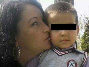 Mariana Veronica Sologiuc, alături de fiul său, acum în vârstă de 4 ani