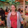 Irina Sandu înregistrează zilnic în caietul de comerciant marfa vândută pentru a nu intra în conflict cu legea