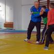 Ştefan Rusu îi învaţă tainele luptelor pe micuţii săi elevi