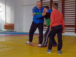 Ştefan Rusu îi învaţă tainele luptelor pe micuţii săi elevi