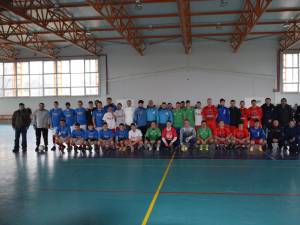 Poza de grup cu echipele participante la turneul de la Vicovu de Jos