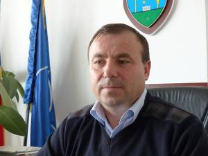 Primarul din Liteni, Tomiţă Onisii, suspectat de trucarea unor licitaţii cu imaşuri