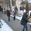 Însoţiţi de câţiva profesori, elevii din Moldoviţa le-au dus bătrânilor pachete cu alimente, produse de igienă, medicamente