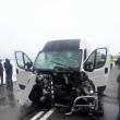 Cercetările au arătat că şoferul microbuzului se face vinovat de producerea accidentului, după ce a depăşit pe linie continuă