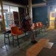 Celor găsiți pe străzi li se oferă ceai cald și sunt îndrumați spre adăpostul de noapte ”Lumina lină”, care funcţionează pe lângă Biserica Sfânta Vineri
