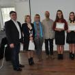 Cele trei eleve, alături de organizatori și de Victoria și Ghervazen Longher Festivitatea de premiere