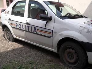 Poliţiştii au găsit în curtea instituţiei patru roţi sparte la autospeciala de poliţie