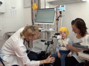 Dr. Miron, la investigaţia unuia dintre micuţii pacienţi ai Centrului de epileptologie