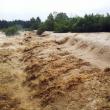 Apele învolburate ale Moldovei au străpuns digul de protecţie a stației de captare Berchișești