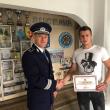 Tânărul poliţist, alături de comisarul Marius Ciotău, preşedintele CNP