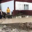 Apele adunate au măturat garduri şi podeţe în calea lor