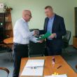Primarul Eduard Dziminschi (dreapta) a semnat contractul de reabilitare termică pentru Şcoala Moara Nică