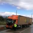 Un șofer a fost rănit în urma impactului dintre două tiruri, la Poiana Stampei