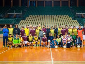 Echipierii formaţiilor Ceahlăul şi Pro Academy, alături de copiii de la căminul Sancta Maria. Foto frf.ro