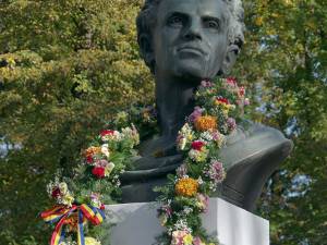85 de ani de la dezvelirea bustului compozitorului Ciprian Porumbescu din Parcul central al municipiului Suceava