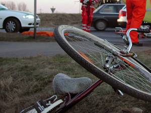 Poliţiştii vor să stabilească dacă biciclistul a căzut singur de pe vehiculul cu două roţi sau a fost acroşat de un autoturism