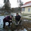 Petrea Dulgheru a plantat bradul împreună cu omologul sau veterinar din Maramureş