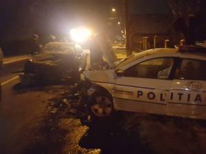 Impactul a fost violent, ambele maşini fiind serios avariate, polițistul a fost rănit grav, în timp ce ocupanții Mercedesului nu au pățit nimic