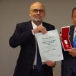 Managerul Vasile Rîmbu și preşedintele CJ, Gheorghe Flutur, cu medalia „Meritul Sanitar” în grad de Cavaler, conferită de preşedintele României