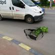Groapa, formată pe marginea străzii, a fost iniţial semnalată de şoferi cu o ramură de copac, pentru a fi evitată