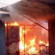 Flăcările au cuprins mai multe chioşcuri din interiorul bazarului