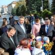 Klaus Iohannis s-a plimbat prin centrul Sucevei și s-a fotografiat alături de copii